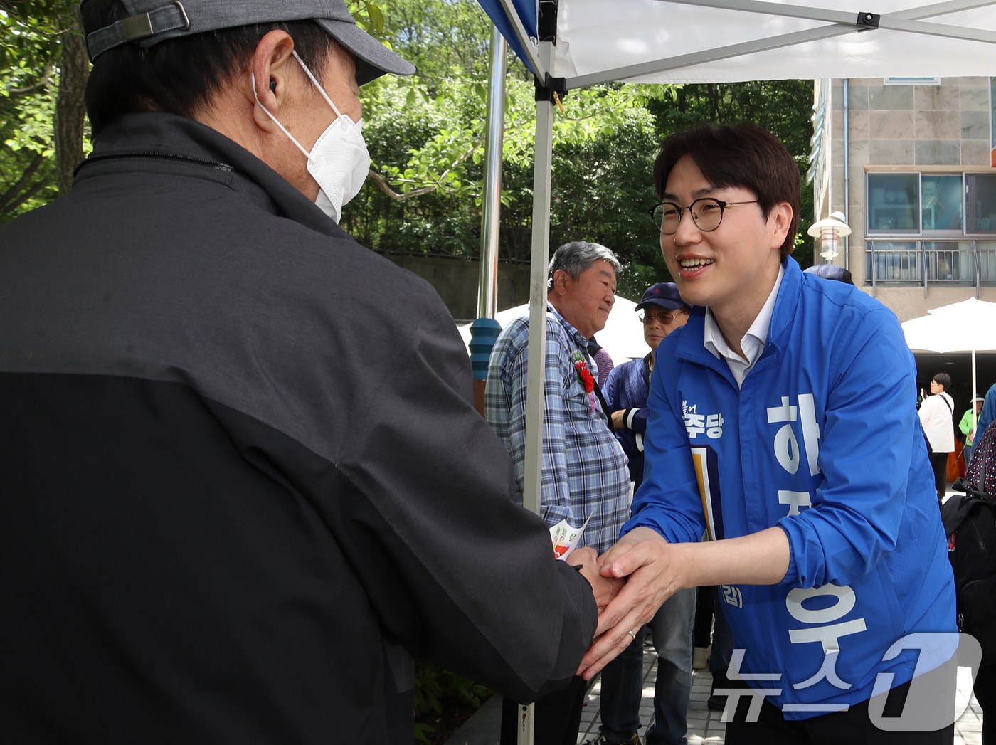 (부산=뉴스1) 윤일지 기자 = 부산 북구갑 국회의원 보궐선거에 출마한 하정우 더불어민주당 후보가 8일 부산 북구 만덕종합사회복지관에서 열린 어버이날 경로잔치 행사에 참석해 어르신 …
