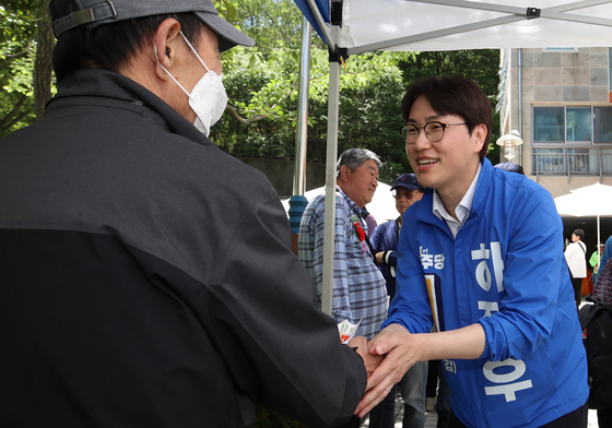 어르신과 악수하는 하정우 민주당 후보