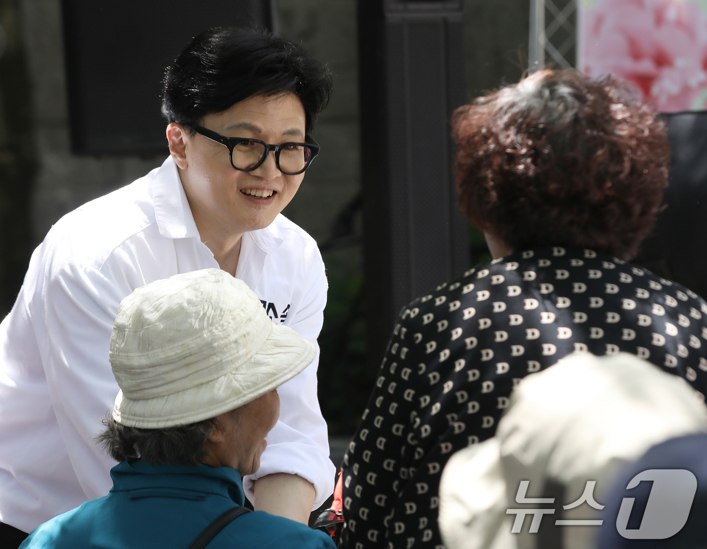 (부산=뉴스1) 윤일지 기자 = 부산 북구갑 국회의원 보궐선거에 출마한 한동훈 무소속 후보가 8일 부산 북구 만덕종합사회복지관에서 열린 어버이날 경로잔치 행사에 참석해 어르신들과 …