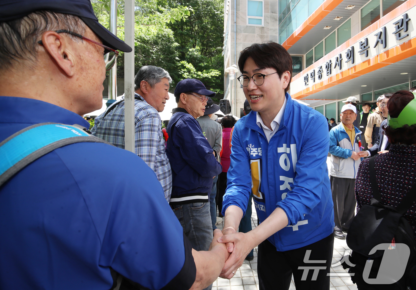 (부산=뉴스1) 윤일지 기자 = 부산 북구갑 국회의원 보궐선거에 출마한 하정우 더불어민주당 후보가 8일 부산 북구 만덕종합사회복지관에서 열린 어버이날 경로잔치 행사에 참석해 어르신 …