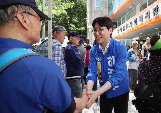 어버이날, 어르신과 악수하는 하정우 후보