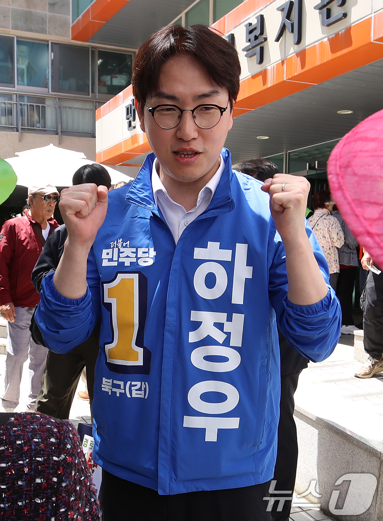 (부산=뉴스1) 윤일지 기자 = 부산 북구갑 국회의원 보궐선거에 출마한 하정우 더불어민주당 후보가 8일 부산 북구 만덕종합사회복지관에서 열린 어버이날 경로잔치 행사에 참석해 어르신 …