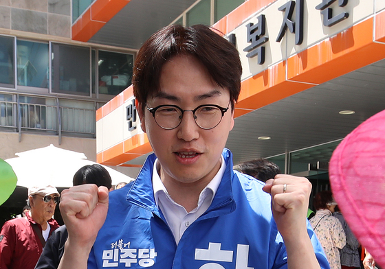 주먹 불끈 쥔 하정우