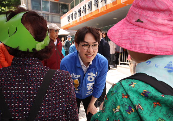 어르신과 인사하는 하정우 후보