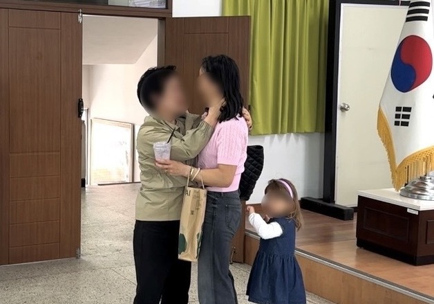 48년 만에 만난 엄마…생후 3개월 네덜란드 입양인, 생모 기적 재회