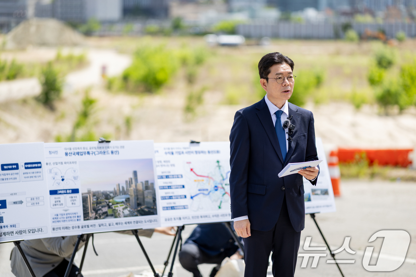 (서울=뉴스1) 안은나 기자 = 정원오 더불어민주당 서울시장 후보가 8일 오전 서울 용산국제업무지구 현장을 찾아 '세계도시 서울의 대전환'을 주제로 공약을 발표하고 있다. (정원오 …