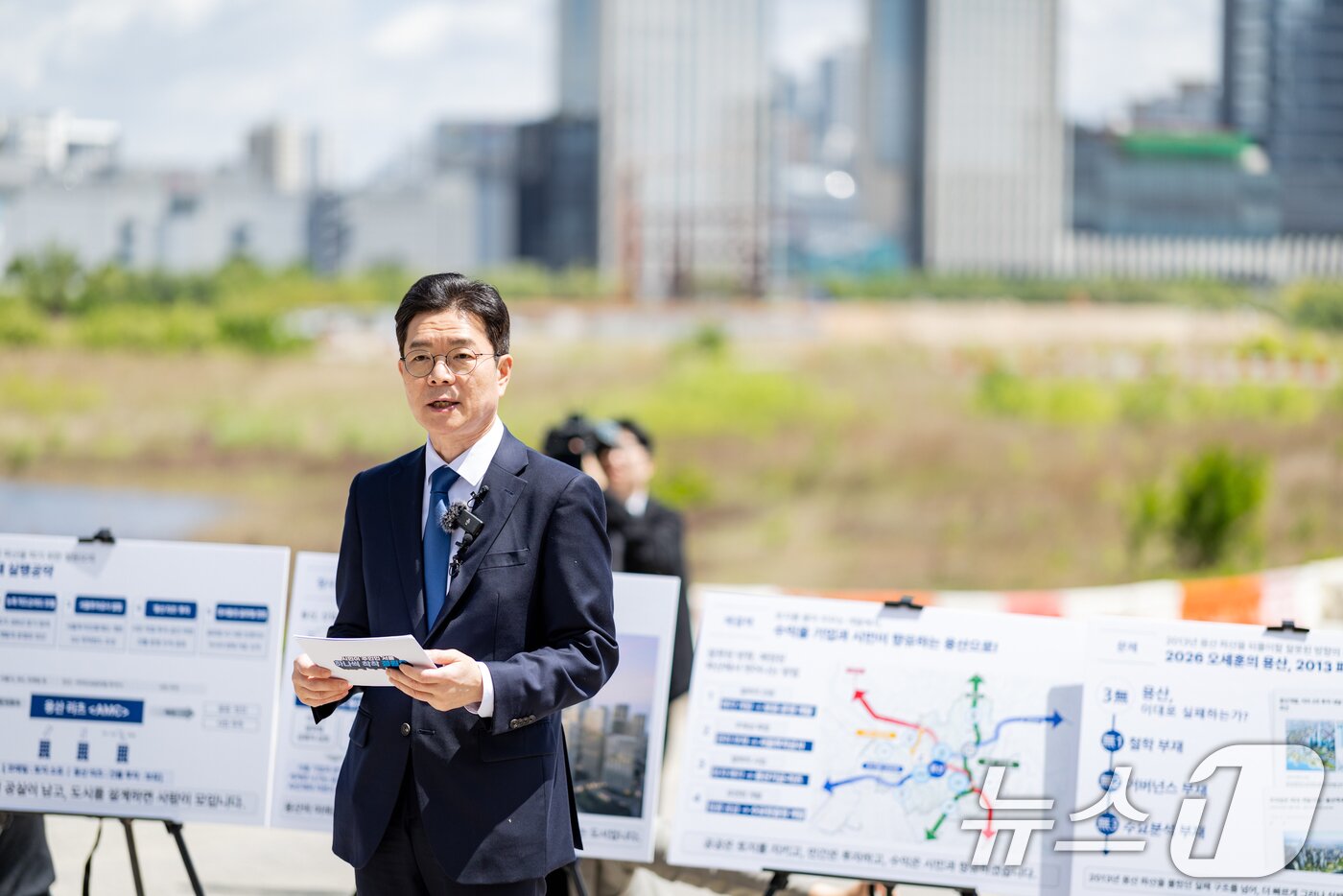 본문 이미지 - 정원오 더불어민주당 서울시장 후보가 8일 오전 서울 용산국제업무지구 현장을 찾아 '세계도시 서울의 대전환'을 주제로 공약을 발표하고 있다. (정원오 캠프 제공. 재판매 및 DB 금지) 2026.5.8 ⓒ 뉴스1 안은나 기자