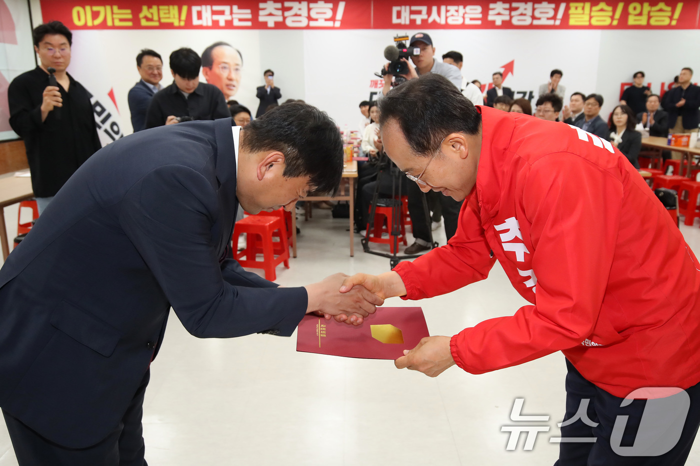 (대구=뉴스1) 공정식 기자 = 추경호 국민의힘 대구시장 후보가 8일 오전 대구 수성구 선거사무소에서 열린 지역사회교육자협의회 지지선언 행사에서 참석자에게 선대위 바른교육 분야 임 …