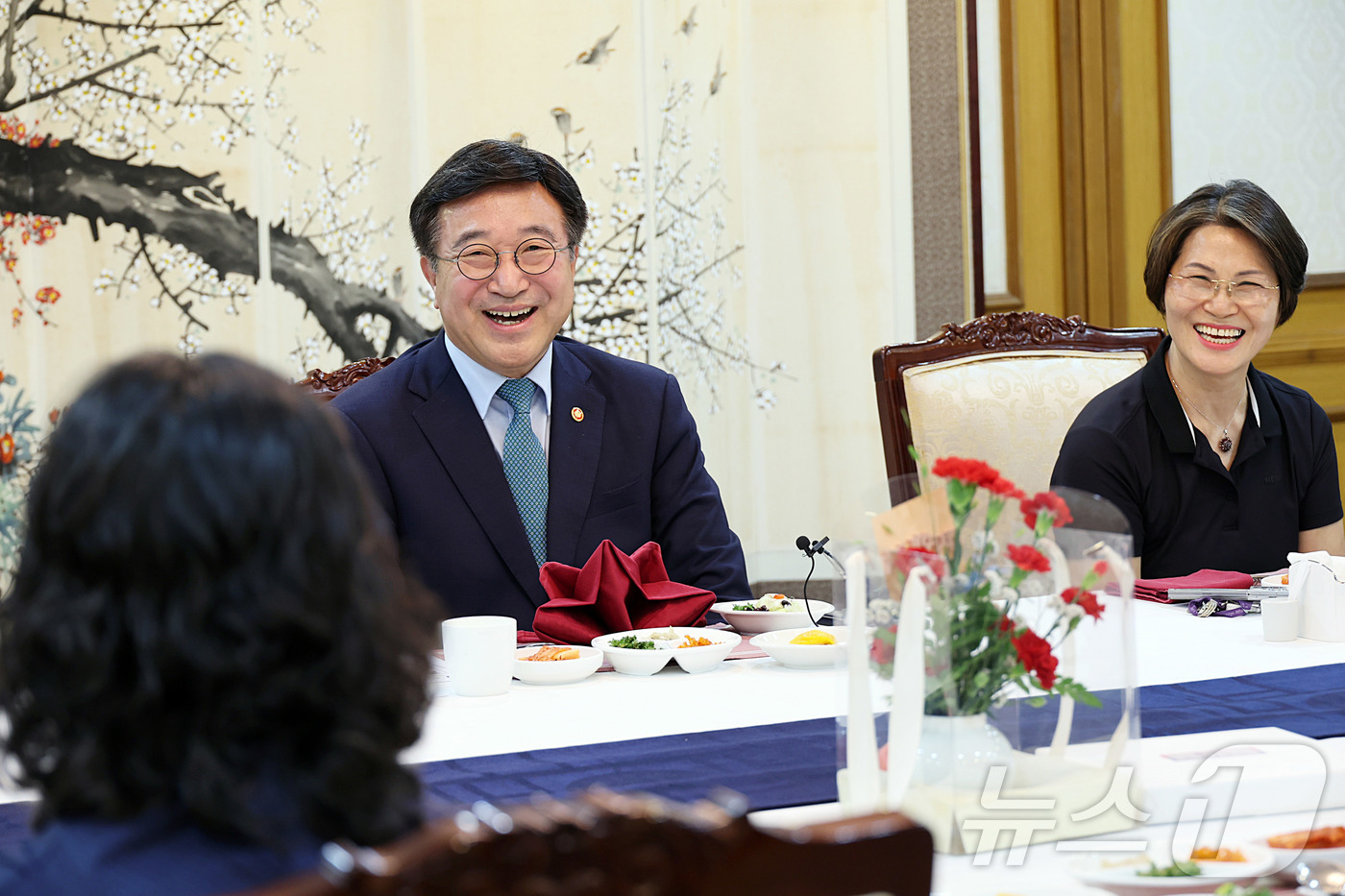 (서울=뉴스1) = 윤호중 행정안전부 장관이 8일 어버이날을 맞아 열린 정부서울청사 환경실무원들을 격려하는 오찬 간담회에 참석하고 있다. (행정안전부 제공. 재판매 및 DB 금지) …