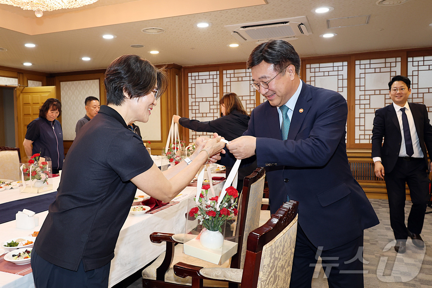 (서울=뉴스1) = 윤호중 행정안전부 장관이 8일 어버이날을 맞아 열린 정부서울청사 환경실무원들을 격려하는 오찬 간담회에서 직원에게 카네이션을 전달하고 있다. (행정안전부 제공. …
