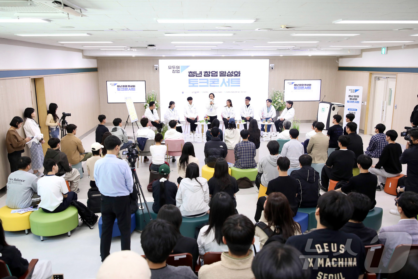 (서울=뉴스1) = 한성숙 중소벤처기업부 장관이 8일 광주광역시 북구 전남대학교에서 열린 '청년 창업 활성화 토크콘서트'에서 인사말을 하고 있다. (중소벤처기업부 제공. 재판매 및 …