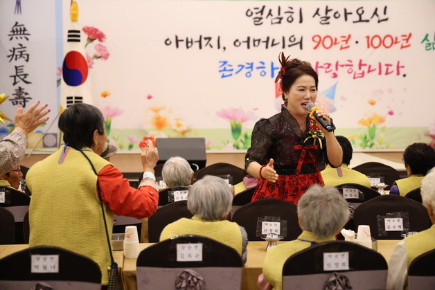 "무병장수 하세요"…보은서 구순·상수 어르신 생신잔치