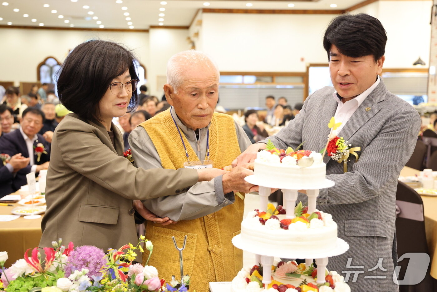 본문 이미지 - 8일 변인순 보은군수 권한대행(왼쪽)이  어르신과 함께 생일케이크를 자르고 있다. (보은군 제공. 재판매 및 DB금지)/뉴스1