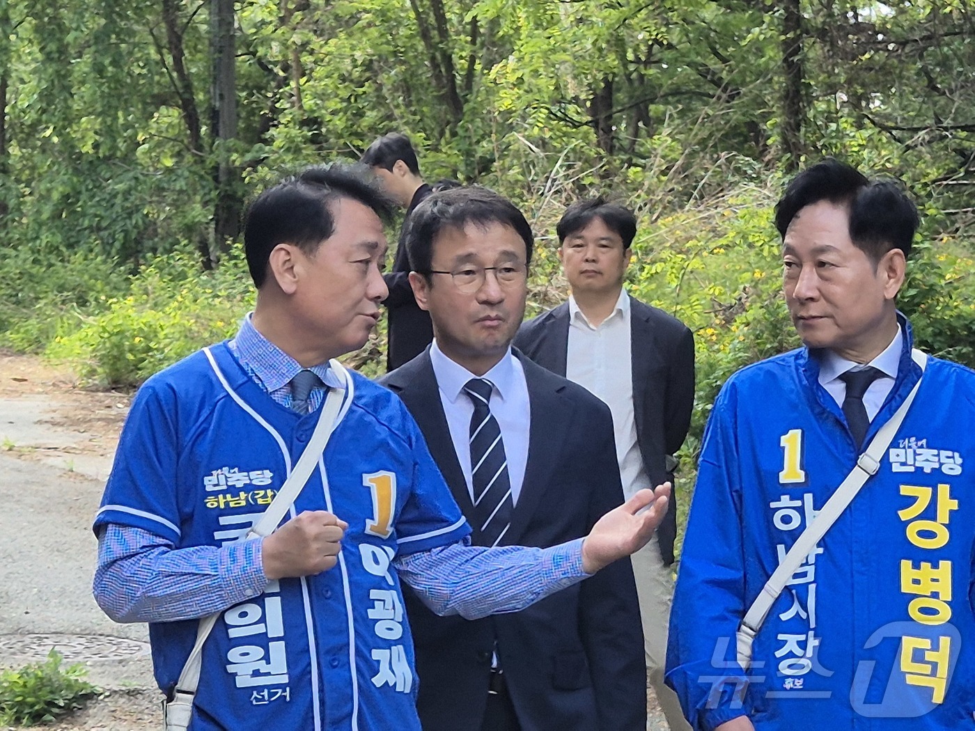 (하남=뉴스1) 양희문 기자 = 한병도 더불어민주당 원내대표가 8일 경기도 하남시 미군 반환공여지 '캠프 콜번'에서 이광재 경기 하남갑 국회의원 보궐선거 후보와 강병덕 하남시장 후 …