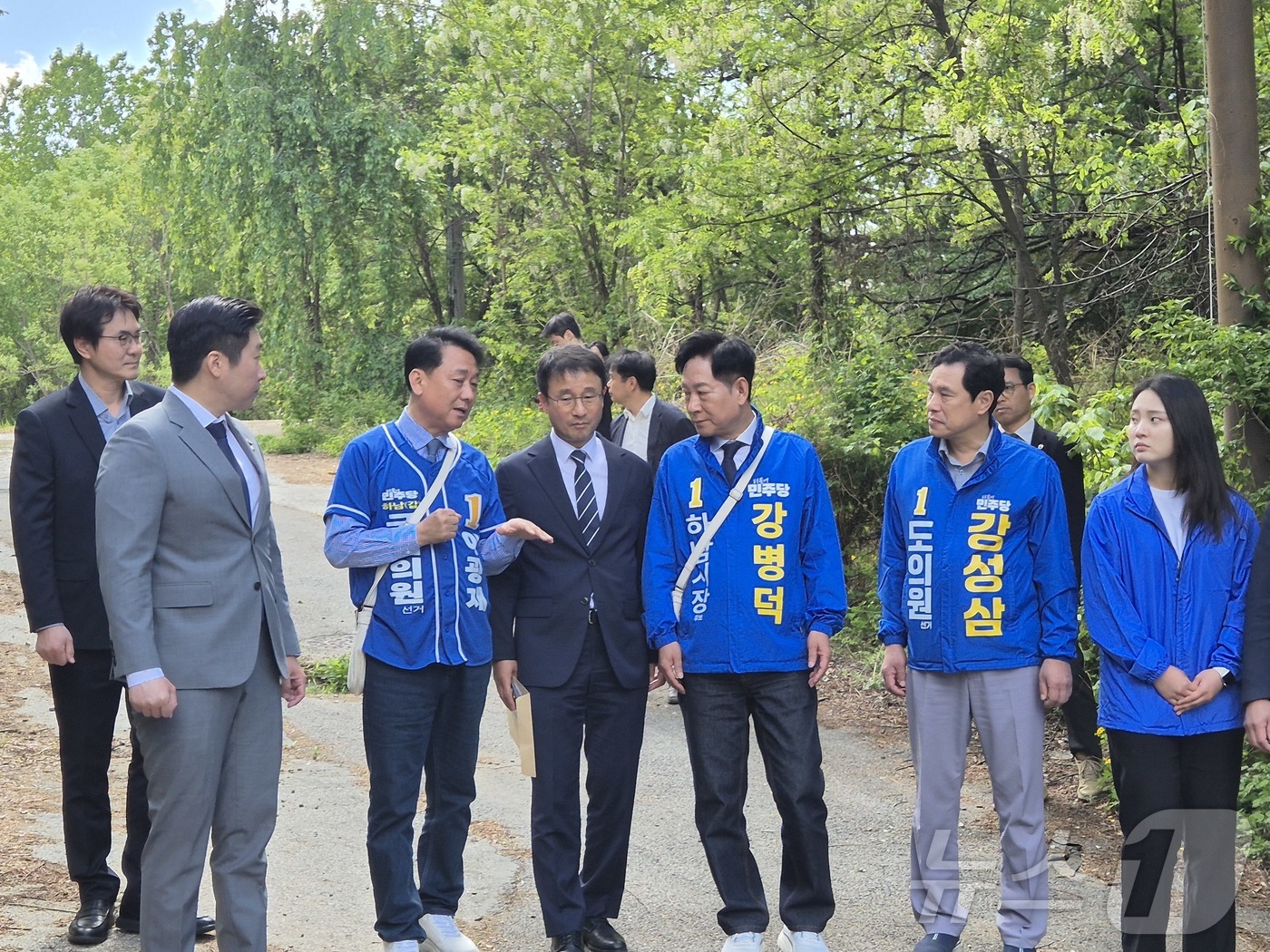(하남=뉴스1) 양희문 기자 = 한병도 더불어민주당 원내대표가 8일 경기도 하남시 미군 반환공여지 '캠프 콜번'에서 이광재 경기 하남갑 국회의원 보궐선거 후보와 강병덕 하남시장 후 …