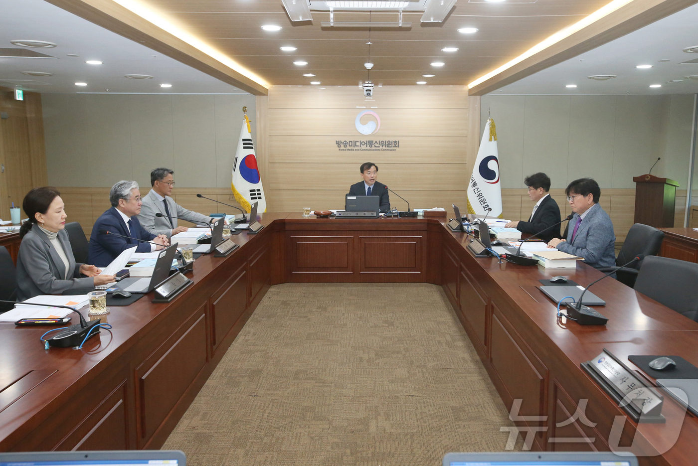 (서울=뉴스1) = 김종철 방송미디어통신위원장이 8일 정부과천청사에서 2026년 제7차 방송미디어통신위원회 전체회의를 개최하고 있다. (방송미디어통신위원회 제공. 재판매 및 DB …