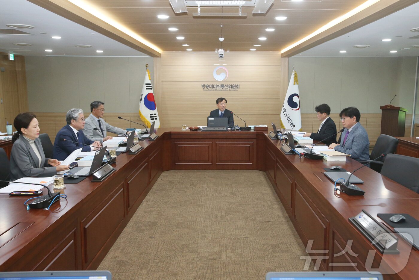 본문 이미지 - 김종철 방송미디어통신위원장이 8일 정부과천청사에서 2026년 제7차 방송미디어통신위원회 전체회의를 개최하고 있다. (방송미디어통신위원회 제공. 재판매 및 DB 금지) 2026.5.8 ⓒ 뉴스1
