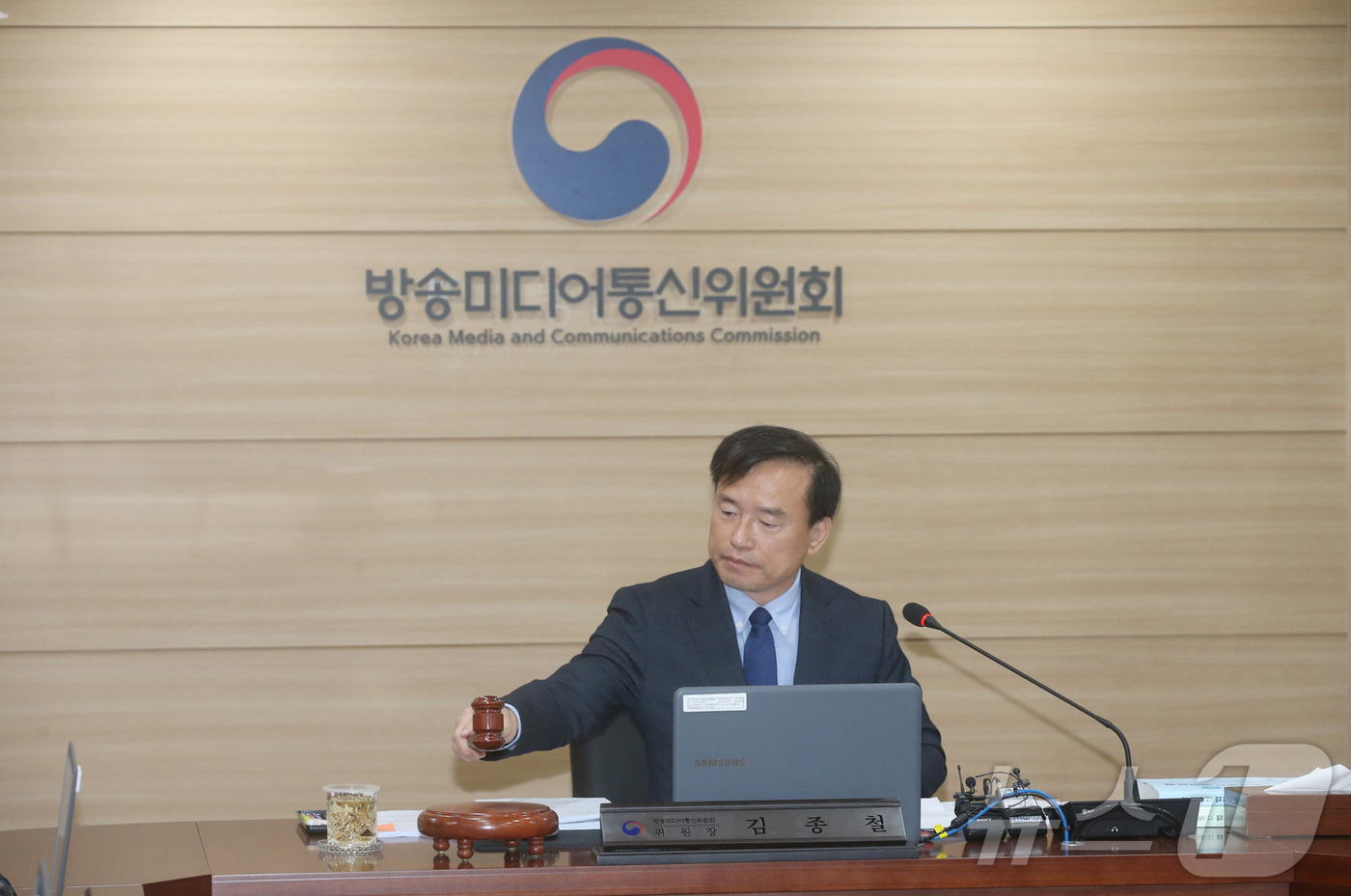 (서울=뉴스1) = 김종철 방송미디어통신위원장이 8일 정부과천청사에서 2026년 제7차 방송미디어통신위원회 전체회의를 개최하고 있다. (방송미디어통신위원회 제공. 재판매 및 DB …