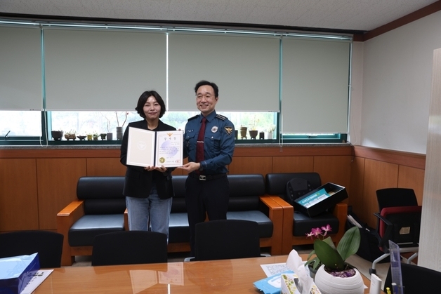 "책임감 있는 대응"…실종자 구조 기여한 강릉 공무원 감사장