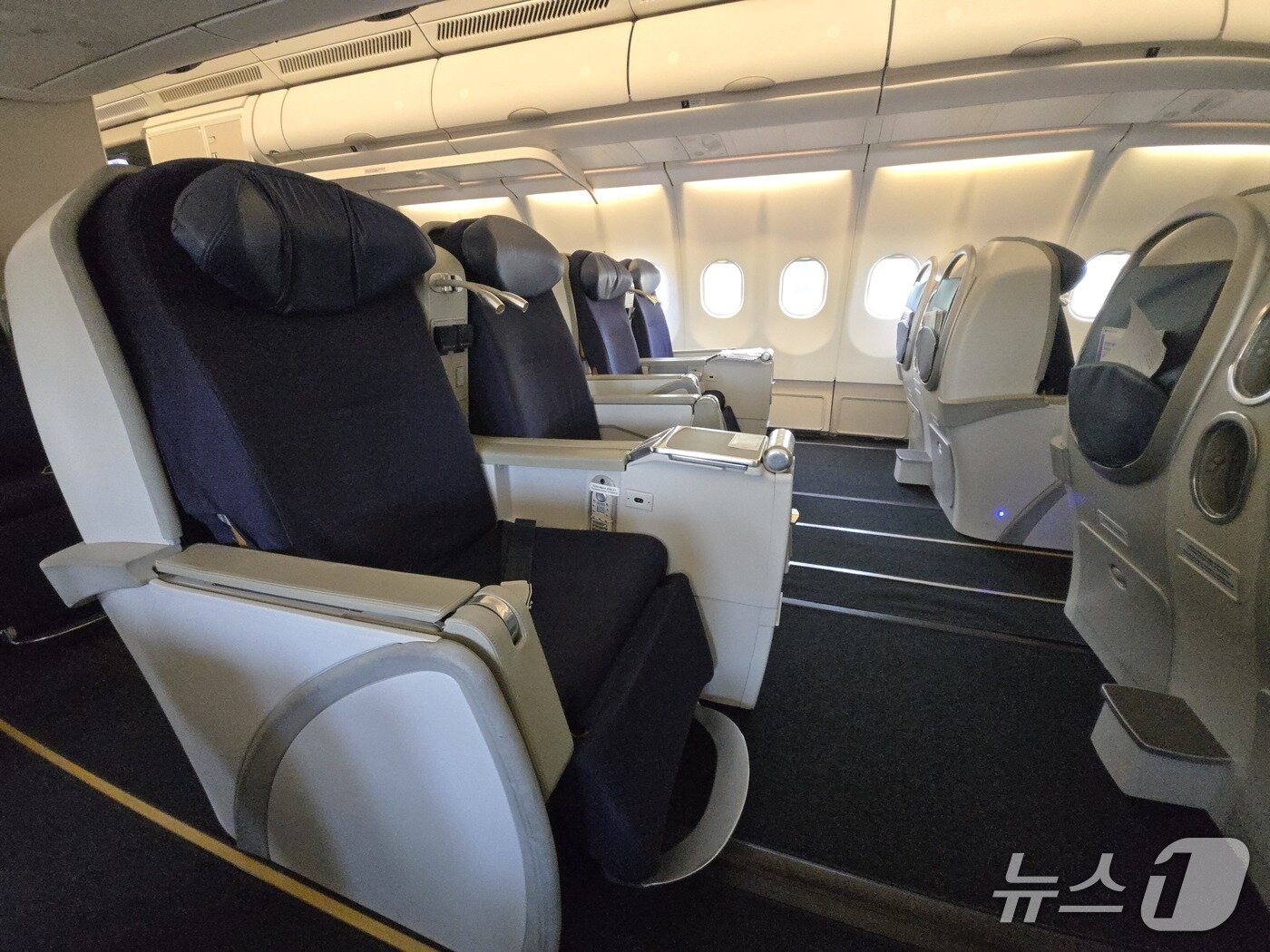 본문 이미지 - 6일 도쿄에서 출발해 인천으로 향하는 파라타항공 A330-200 항공기 비즈니스 스마트석에서 촬영한 비즈니스 스마트석의 모습. 2026.5.6/뉴스1 김성식 기자
