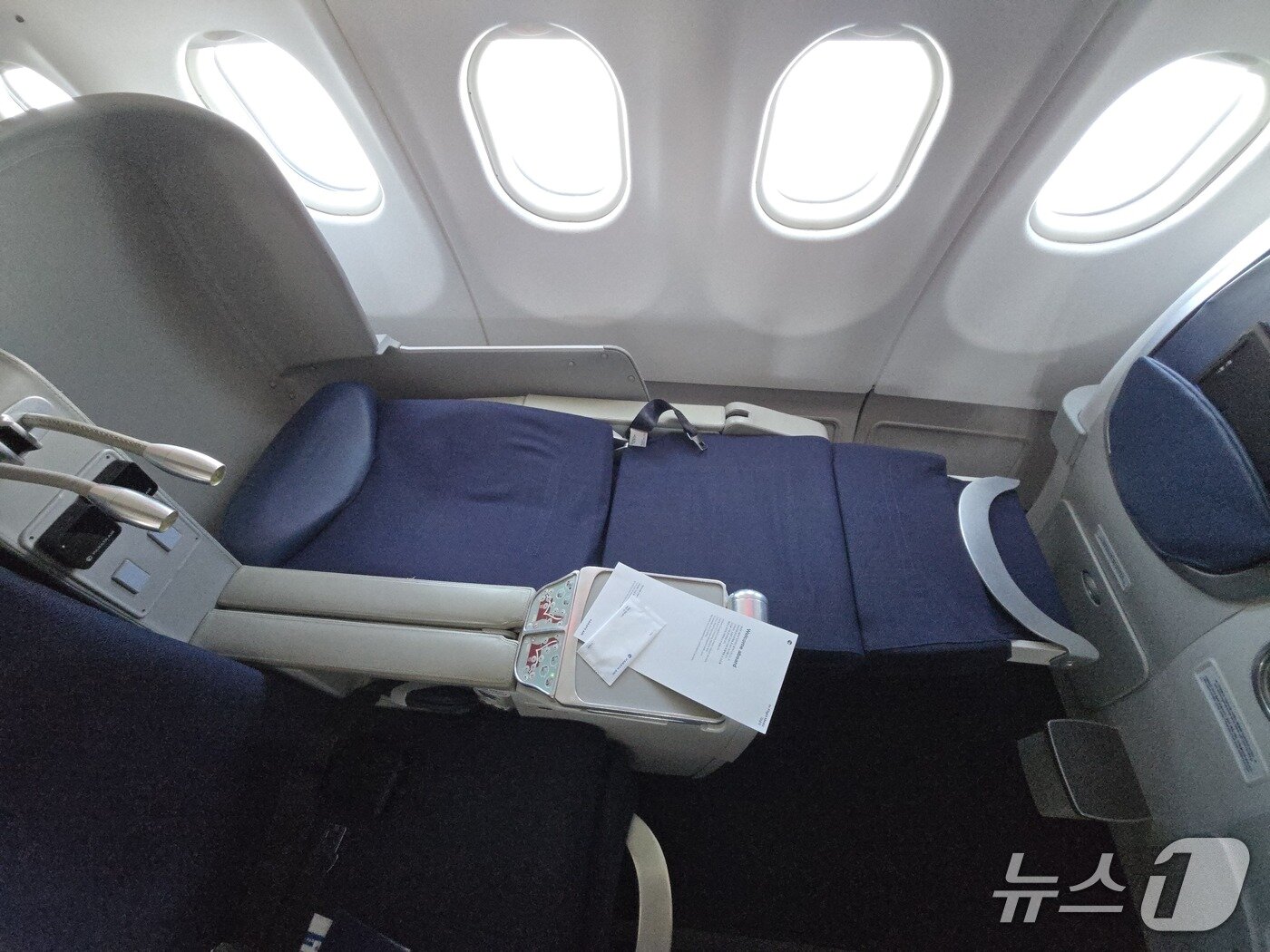 본문 이미지 - 6일 도쿄에서 출발해 인천으로 향하는 파라타항공 A330-200 항공기 비즈니스 스마트석에서 촬영한 비즈니스 스마트석의 모습. 2026.5.6/뉴스1 김성식 기자
