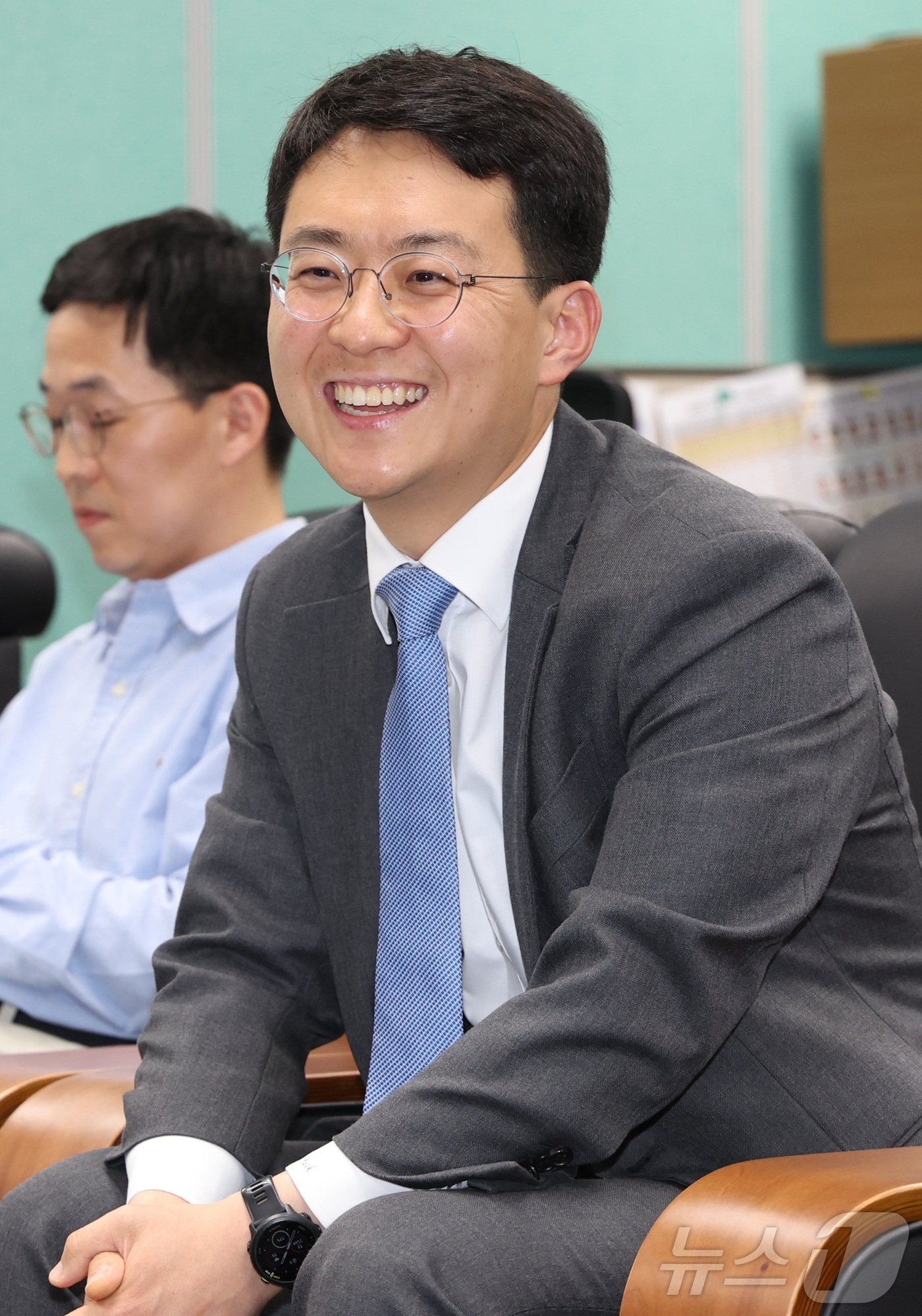 (전주=뉴스1) 유경석 기자 = 박지원 더불어민주당 군산·김제·부안을 후보가 8일 전북 전주시 전북특별자치도의회 기자실을 방문해 환하게 웃으며 간담회를 시작하고 있다. 2026.5 …