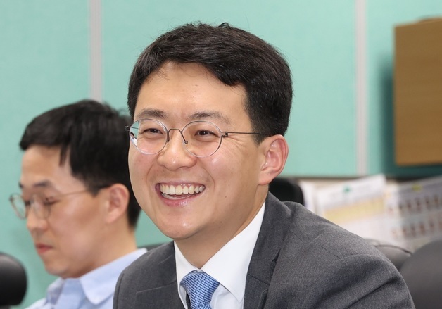 환하게 웃으며 간담회 시작하는 박지원