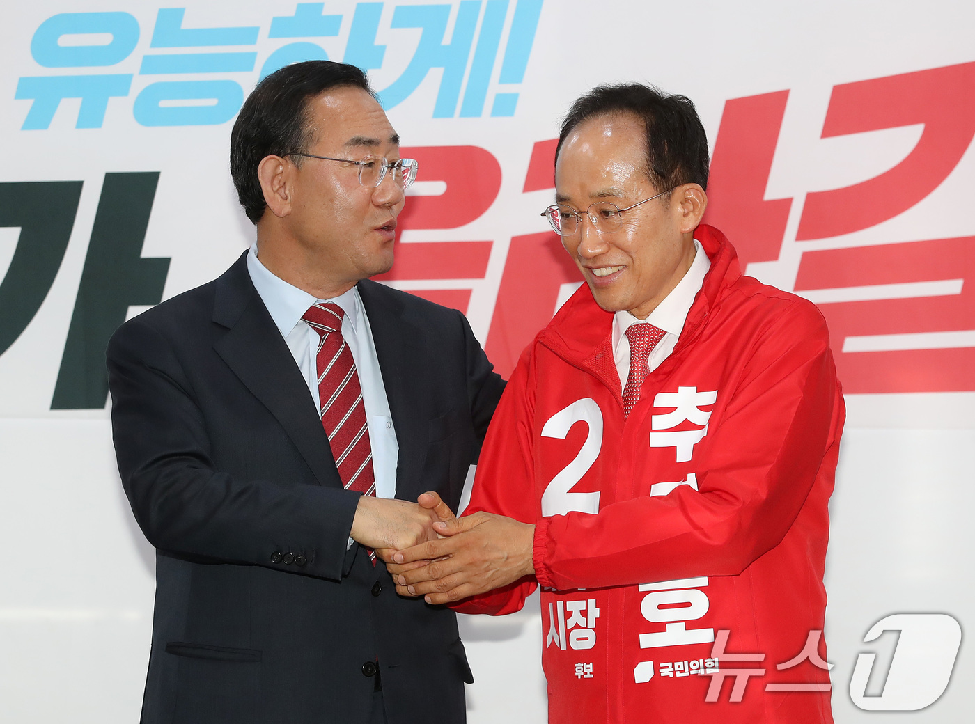 (대구=뉴스1) 공정식 기자 = 주호영 국회부의장이 8일 오후 대구 수성구 국민의힘 대구시당에서 6·3 지방선거 대구시장 선거대책위원회 총괄선거대책위원장 수락의 뜻을 밝힌 뒤 추경 …