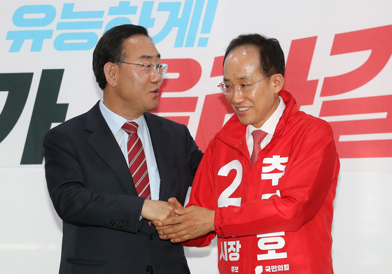 악수하는 주호영·추경호