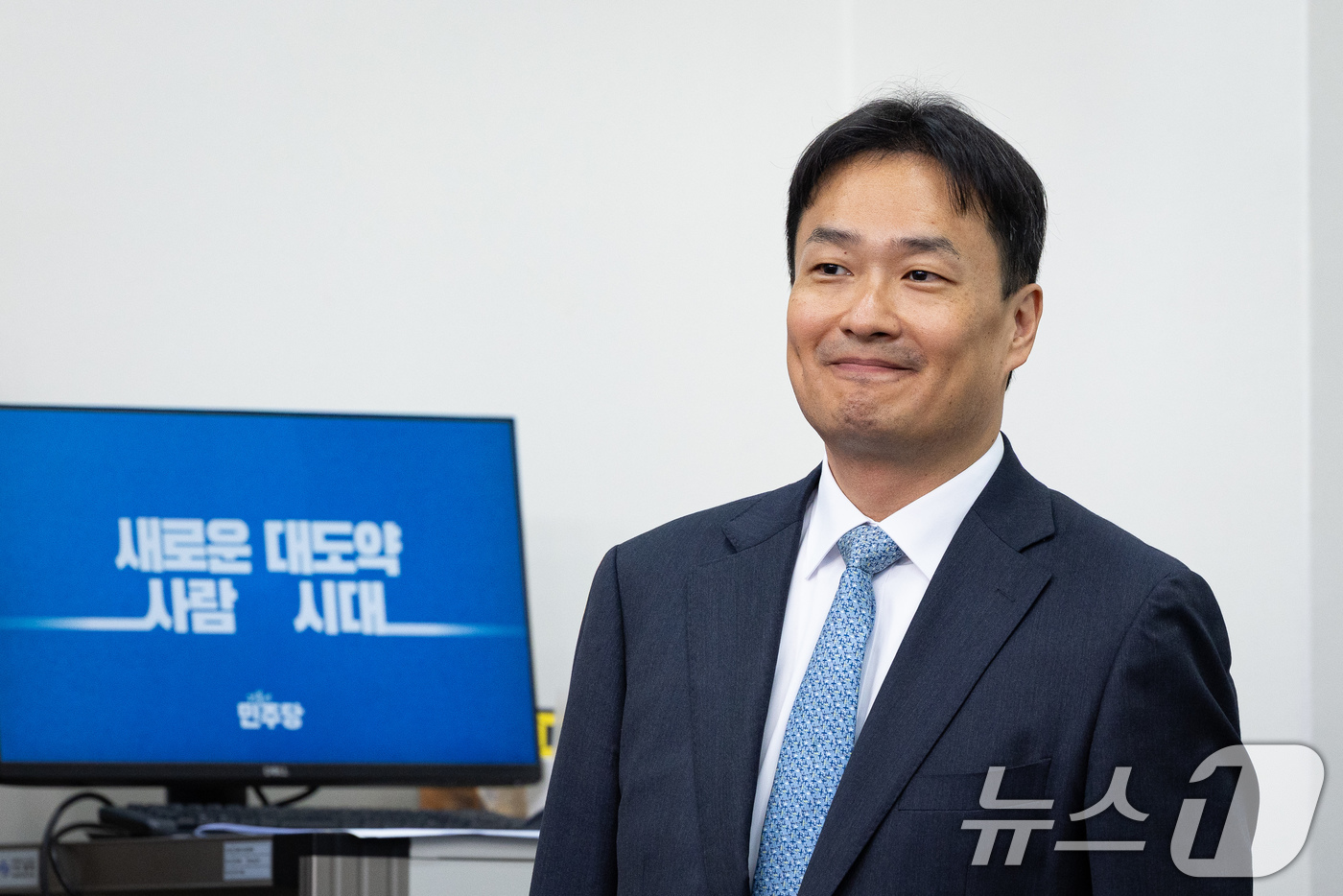 (서울=뉴스1) 유승관 기자 = 김영빈 변호사가 8일 서울 여의도 국회에서 열린 더불어민주당 제4차 인재영입식에 입장하고 있다.김영빈 변호사는 6.3 지방선거 박수현 충청남도지사 …
