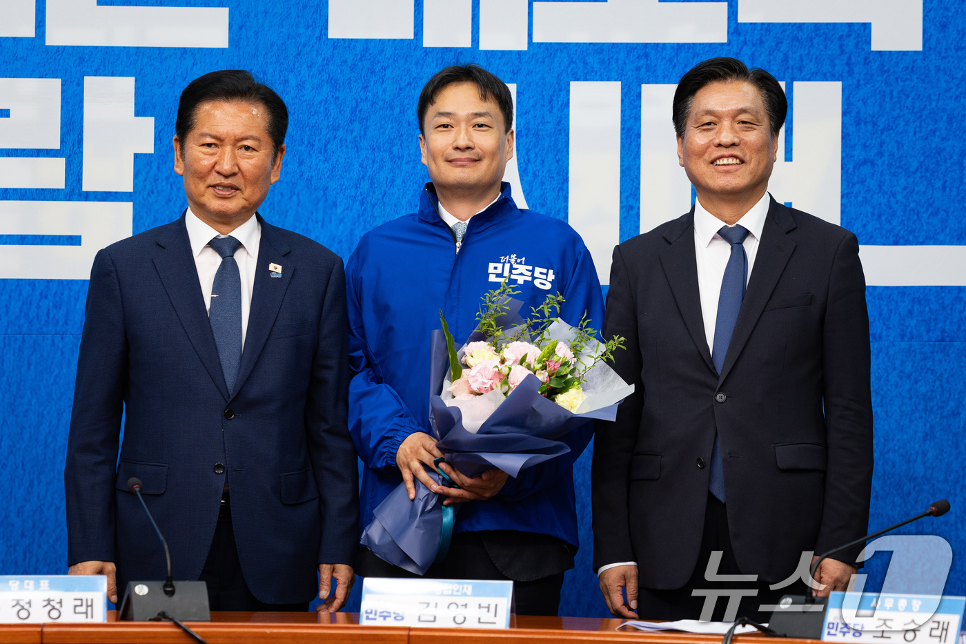 (서울=뉴스1) 유승관 기자 = 정청래 더불어민주당 대표가 8일 서울 여의도 국회에서 열린 제4차 인재영입식에서 김영빈 변호사와 기념 촬영을 하고 있다. 오른쪽은 조승래 사무총장. …