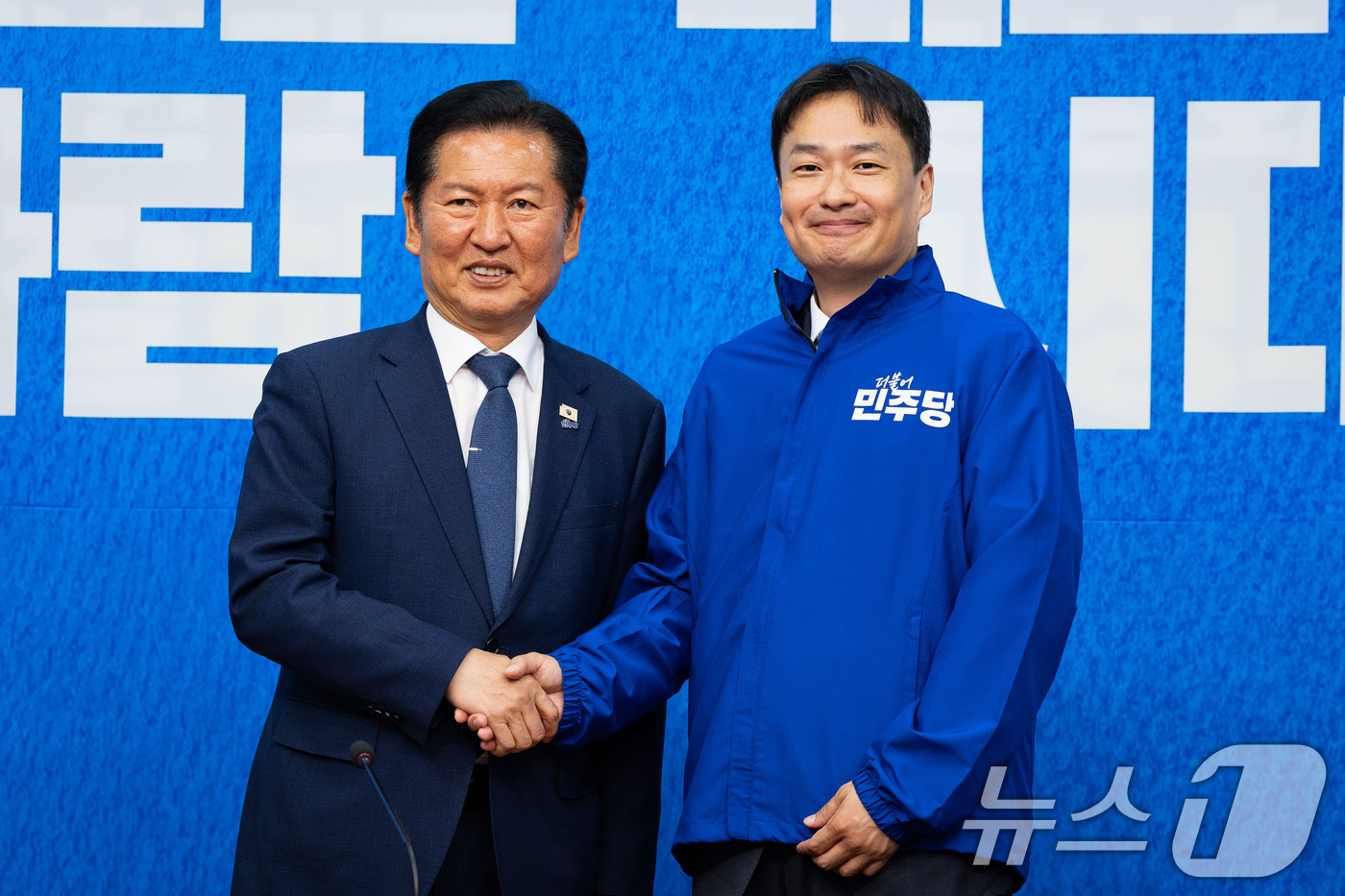(서울=뉴스1) 유승관 기자 = 정청래 더불어민주당 대표가 8일 서울 여의도 국회에서 열린 제4차 인재영입식에서 김영빈 변호사와 기념 촬영을 하고 있다.김영빈 변호사는 6.3 지방 …