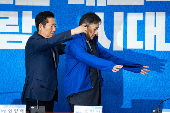 4호 영입인재 김영빈 변호사 당 점퍼 입혀주는 정청래 대표