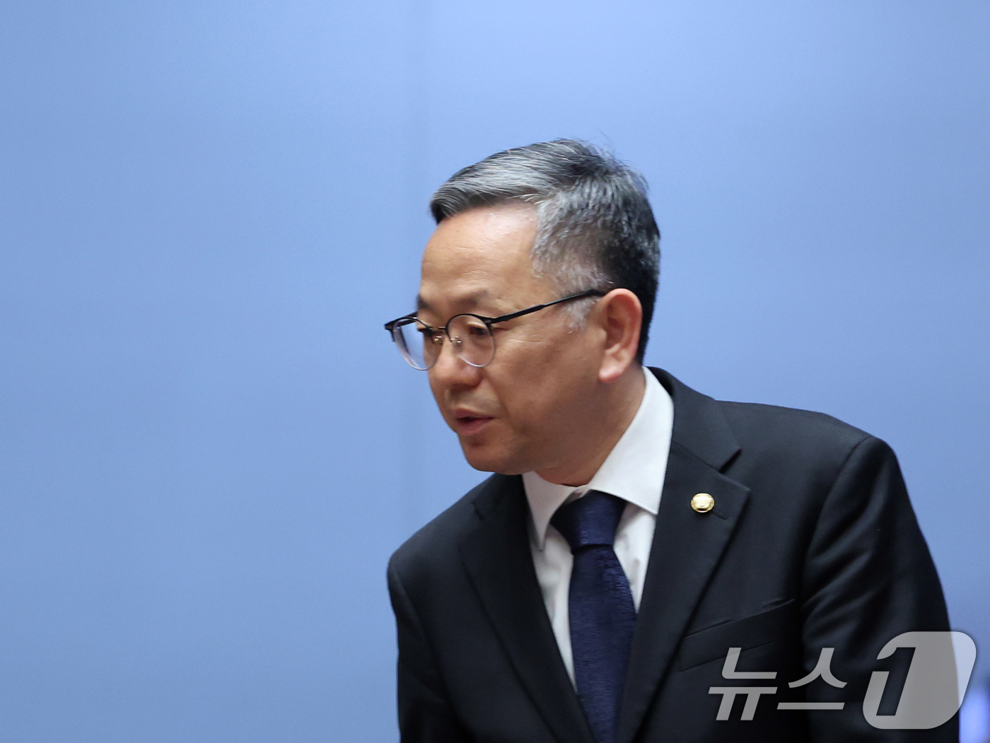 (서울=뉴스1) 황기선 기자 = 김문수 더불어민주당 의원이 8일 오후 서울 여의도 국회에서 열린 의원총회에 참석하고 있다. 2026.5.8/뉴스1