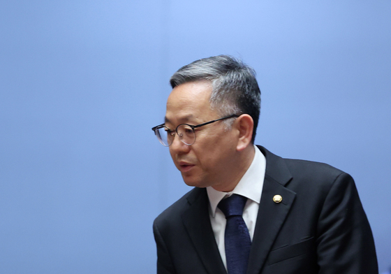 의총 참석하는 김문수 의원