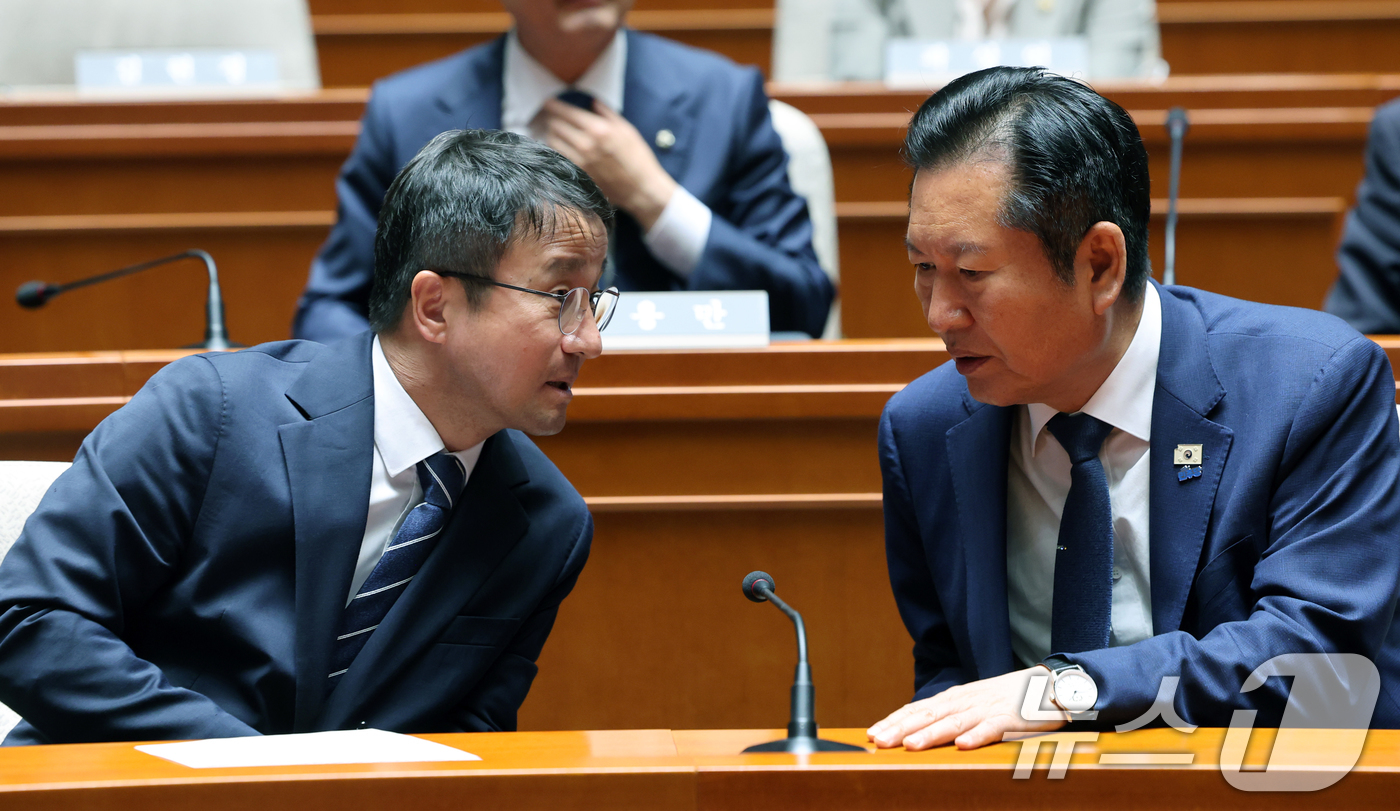 (서울=뉴스1) 황기선 기자 = 더불어민주당 정청래 대표와 한병도 원내대표가 8일 오후 서울 여의도 국회에서 열린 의원총회에서 대화를 나누고 있다. 2026.5.8/뉴스1