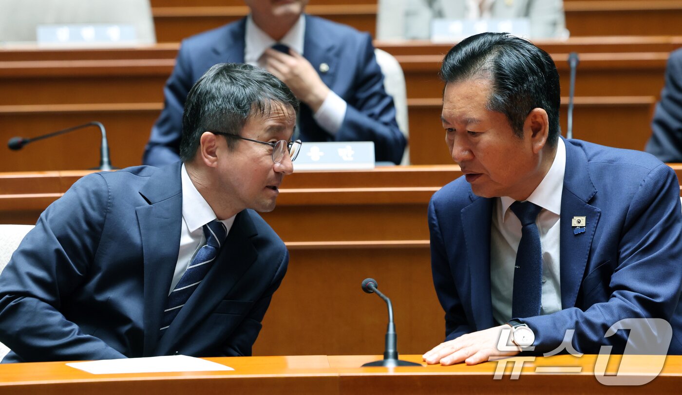 본문 이미지 - 더불어민주당 정청래 대표와 한병도 원내대표가 8일 오후 서울 여의도 국회에서 열린 의원총회에서 대화를 나누고 있다. 2026.5.8 ⓒ 뉴스1 황기선 기자