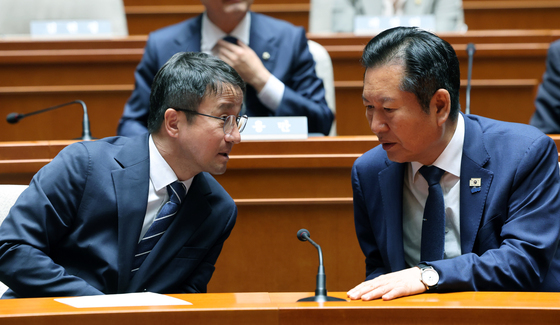 원내대표와 대화 나누는 정청래 대표