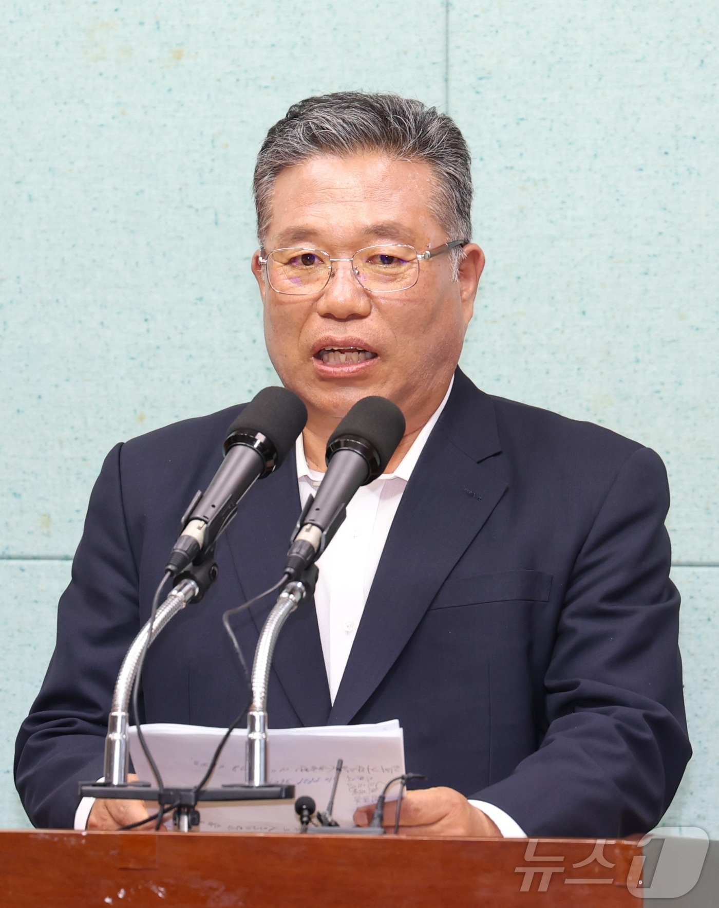 (전주=뉴스1) 유경석 기자 = 김종회 전 국회의원이 8일 전북 전주시 전북특별자치도의회에서 군산·김제·부안을 보궐선거 무소속 출마 선언을 하고 있다. 2026.5.8/뉴스1
