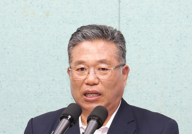 출마 선언하는 김종회