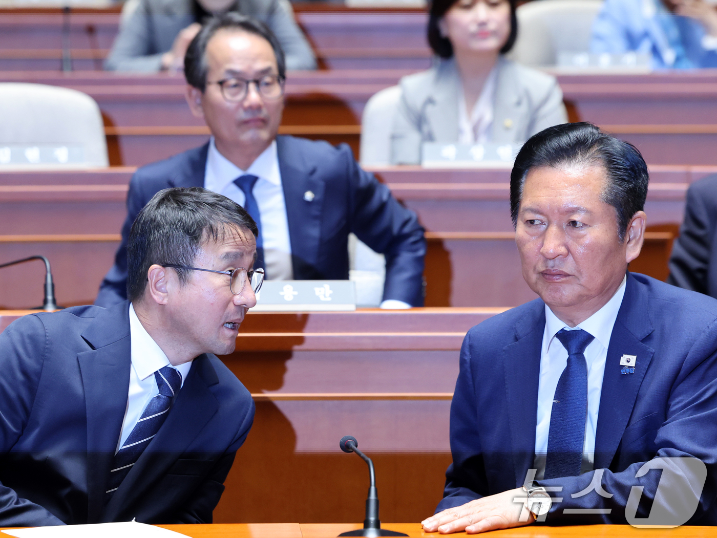 (서울=뉴스1) 황기선 기자 = 더불어민주당 정청래 대표와 한병도 원내대표가 8일 오후 서울 여의도 국회에서 열린 의원총회에서 대화를 나누고 있다. 2026.5.8/뉴스1