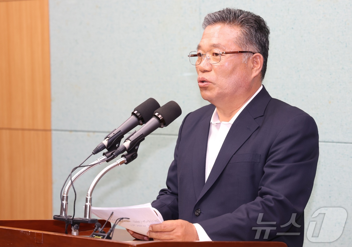 (전주=뉴스1) 유경석 기자 = 김종회 전 국회의원이 8일 전북 전주시 전북특별자치도의회에서 군산·김제·부안을 보궐선거 무소속 출마 선언을 하고 있다. 2026.5.8/뉴스1