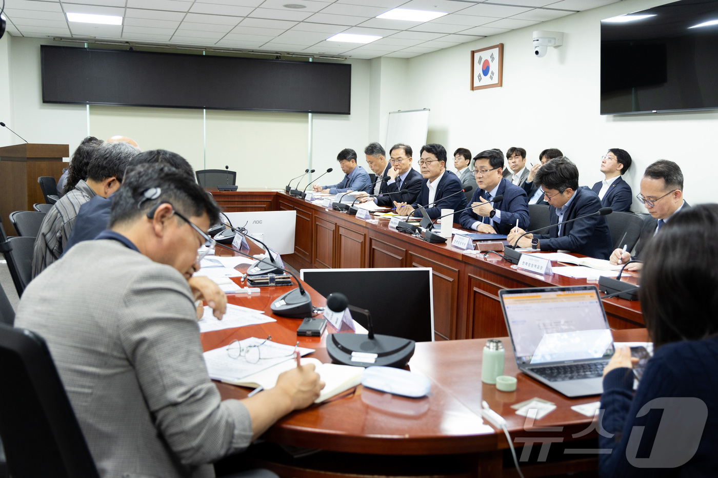 (서울=뉴스1) = 김성환 기후에너지환경부 장관이 8일 서울 여의도 국회의원회관에서 송전 전력망 건설 반대 지역별 대표들과 간담회를 하고 있다. (기후에너지환경부 제공. 재판매 및 …