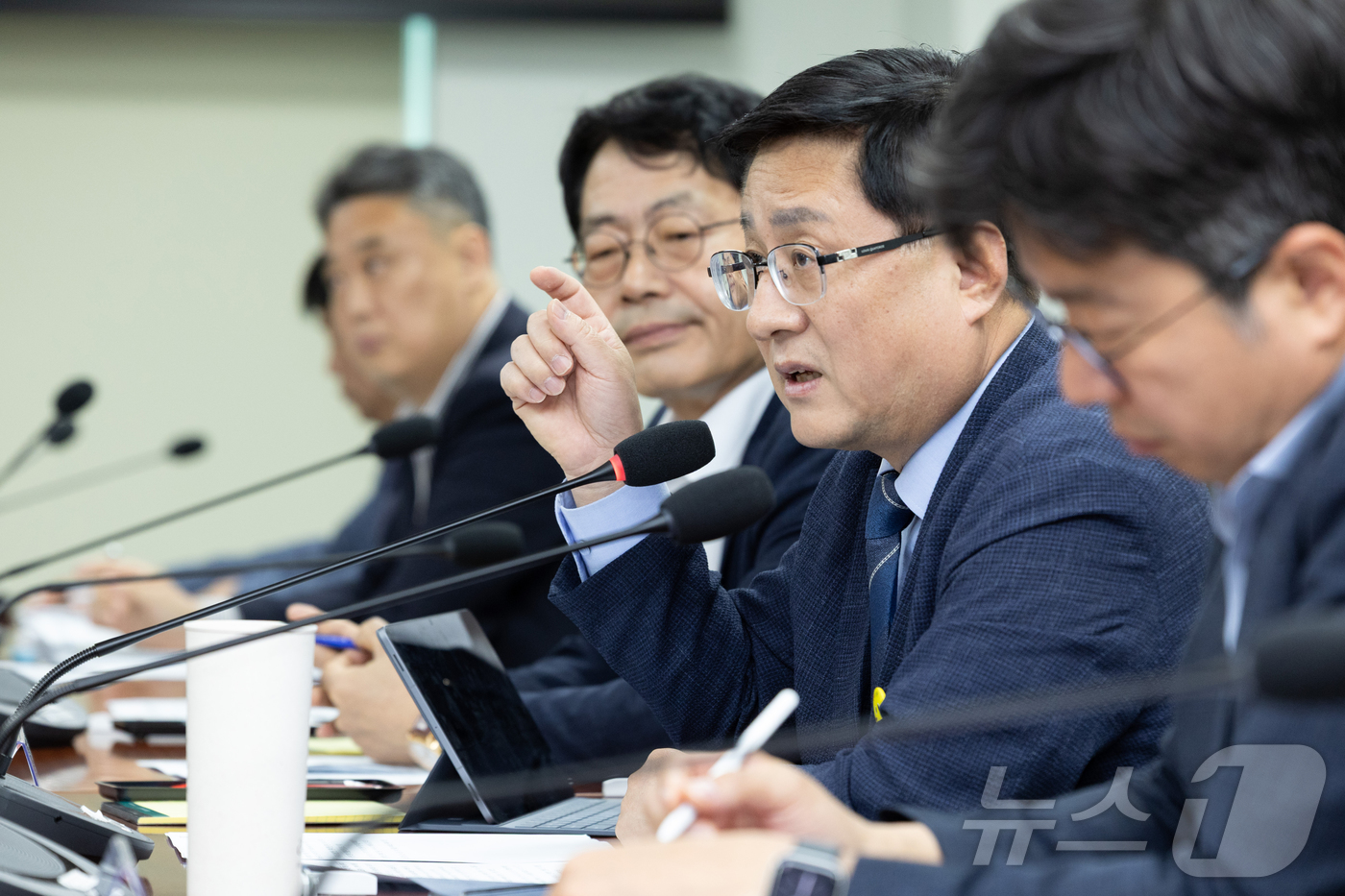 (서울=뉴스1) = 김성환 기후에너지환경부 장관이 8일 서울 여의도 국회의원회관에서 송전 전력망 건설 반대 지역별 대표들과 간담회를 하고 있다. (기후에너지환경부 제공. 재판매 및 …
