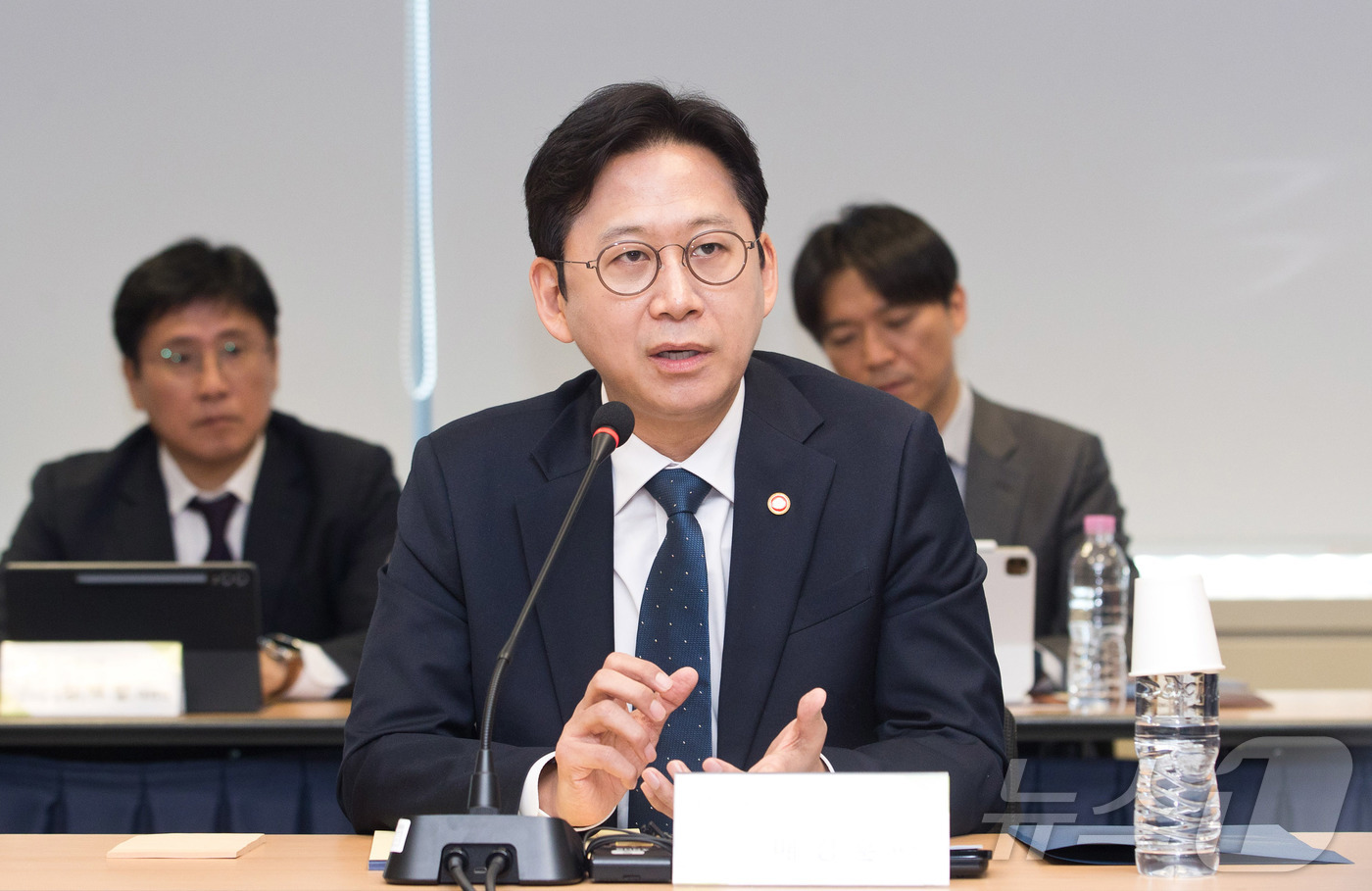 (서울=뉴스1) = 배경훈 부총리 겸 과학기술정보통신부 장관이 8일 오전 서울 종로구 광화문교보빌딩 국가과학기술자문회의 대회의실에서 열린 빅테크 AI기업 사이버보안 프로젝트 관련 …