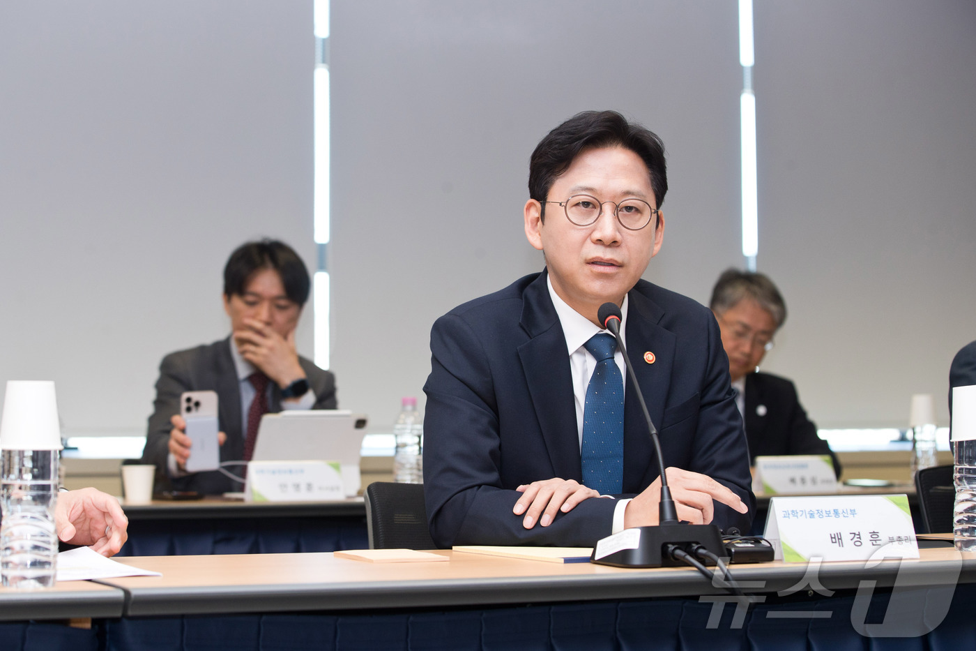 (서울=뉴스1) = 배경훈 부총리 겸 과학기술정보통신부 장관이 8일 오전 서울 종로구 광화문교보빌딩 국가과학기술자문회의 대회의실에서 열린 빅테크 AI기업 사이버보안 프로젝트 관련 …