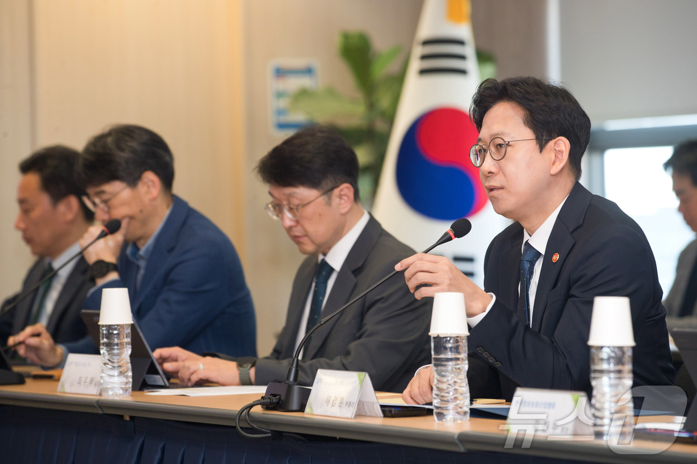 (서울=뉴스1) = 배경훈 부총리 겸 과학기술정보통신부 장관이 8일 오전 서울 종로구 광화문교보빌딩 국가과학기술자문회의 대회의실에서 열린 빅테크 AI기업 사이버보안 프로젝트 관련 …