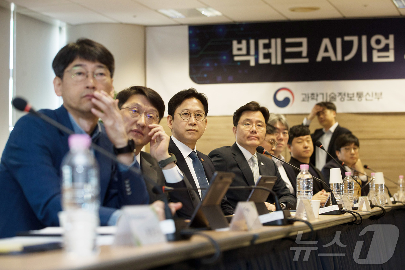 (서울=뉴스1) = 배경훈 부총리 겸 과학기술정보통신부 장관이 8일 오전 서울 종로구 광화문교보빌딩 국가과학기술자문회의 대회의실에서 열린 빅테크 AI기업 사이버보안 프로젝트 관련 …