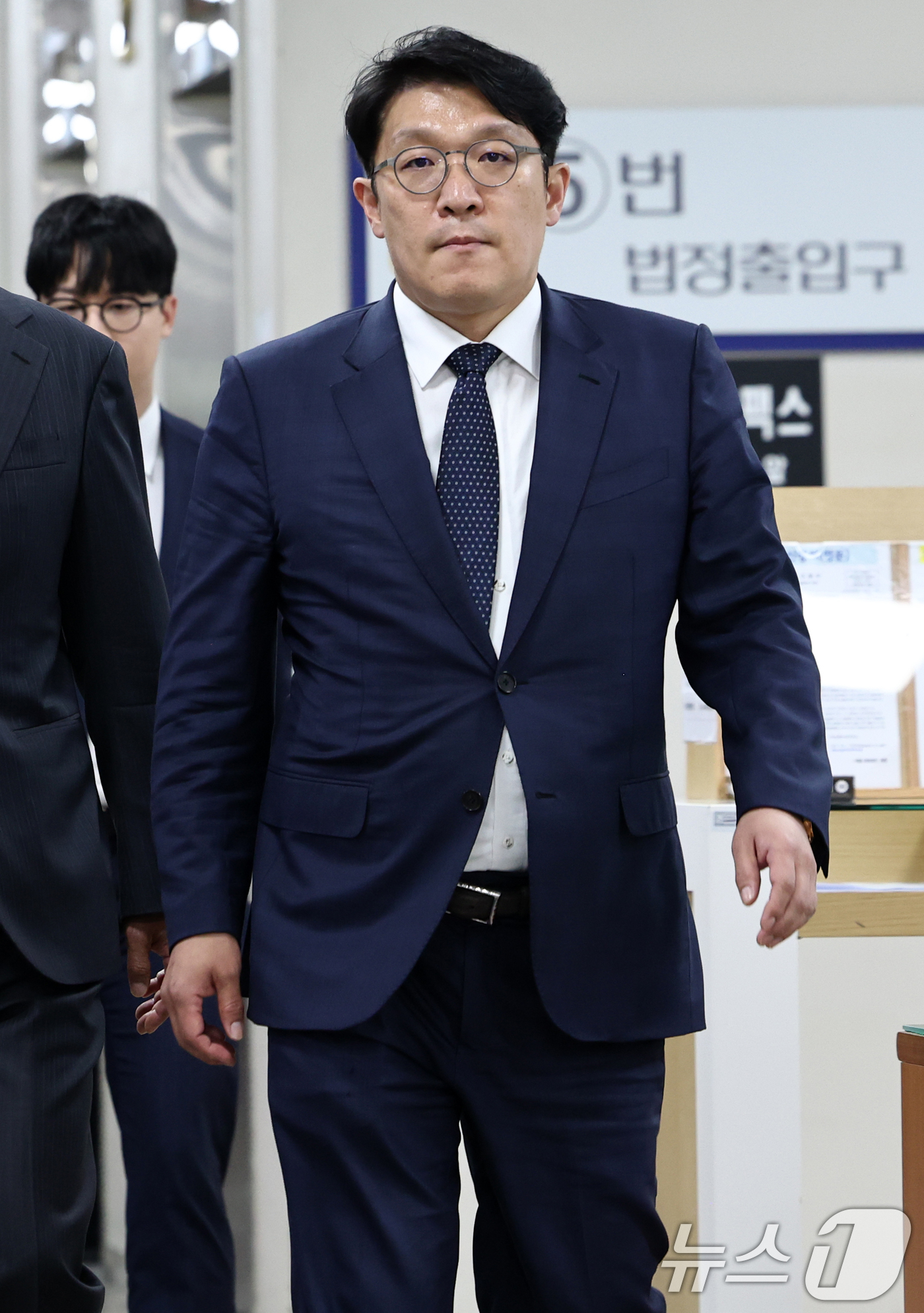 (서울=뉴스1) 최지환 기자 = 김건희 씨에게 고가의 그림을 건넨 혐의를 받는 김상민 전 부장검사가 서울 서초구 서울고등법원에서 열린 항소심 선고 공판에 출석하고 있다.김 전 부장 …