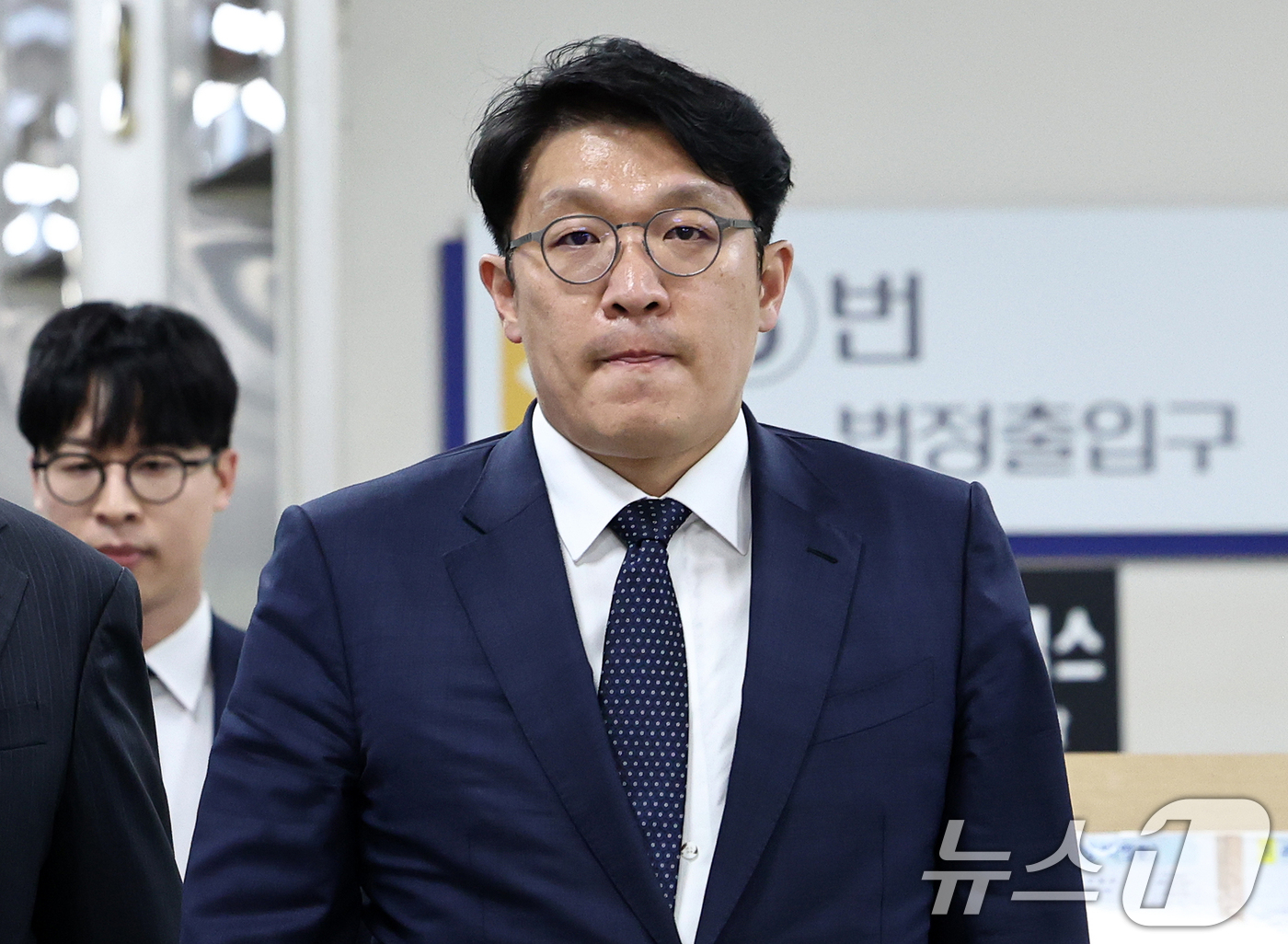 (서울=뉴스1) 최지환 기자 = 김건희 씨에게 고가의 그림을 건넨 혐의를 받는 김상민 전 부장검사가 서울 서초구 서울고등법원에서 열린 항소심 선고 공판에 출석하고 있다.김 전 부장 …